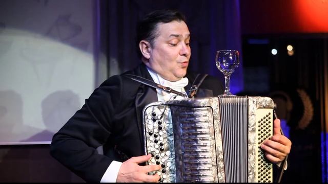 Марат Рави. Оригинальный номер "Фужер" смотреть онлайн