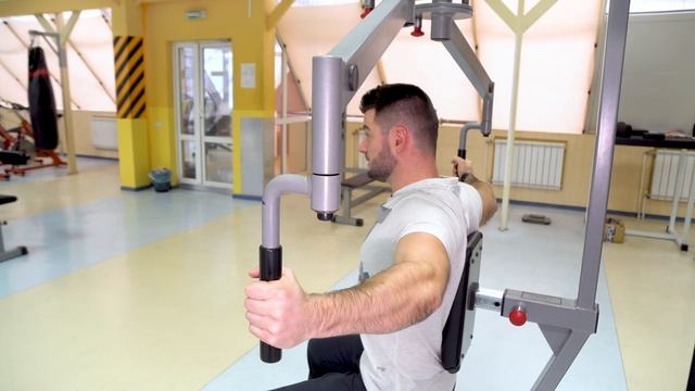 Коротко и Ясно.Упражнение для грудных мышц: как правильно выполнять сведение рук сидя в батерфляе смотреть онлайн