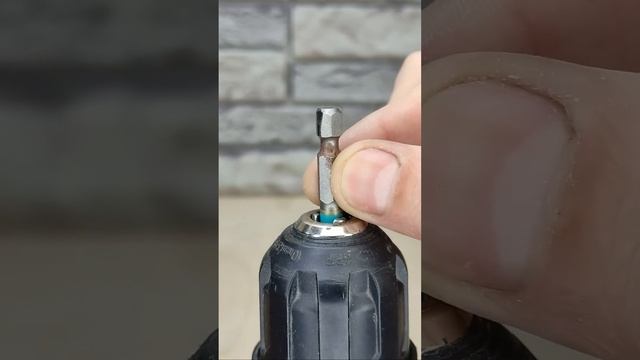 Секрет опытных мастеров! Как легко закрутить кровельный саморез, без специальной насадки? #shorts