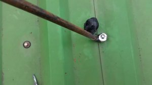 Установка антенны на крыше из профнастила с небольшим уклоном.