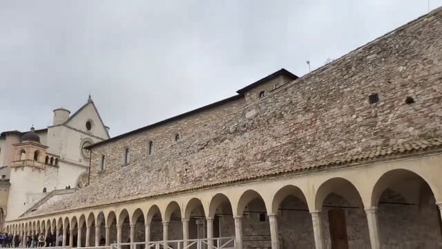 Walking up to the Basilica of San Francesco d’Assisi смотреть онлайн