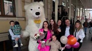 Белый медведь танцует на Арбате Москва