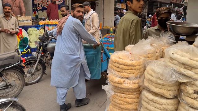 WALKING TOUR OF HYDERABAD PAKISTAN, WALKING THROUGH SHAHI BAZAR, RESHAM BAZAR, CITY WALK, 4K60FPS