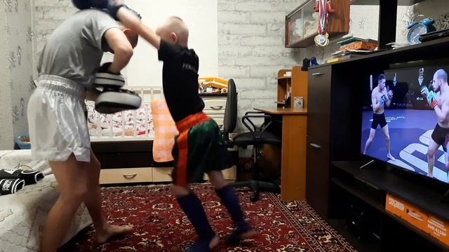 тренировка дома тай бокс. отец и сын. бой смотреть онлайн