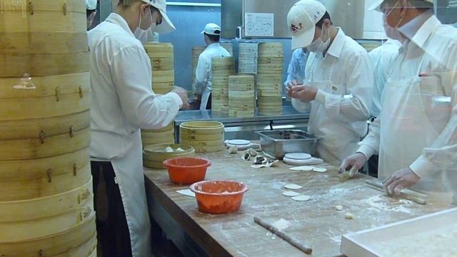 Din Tai Fung Kitchen - Making Shao Lin Bao смотреть онлайн