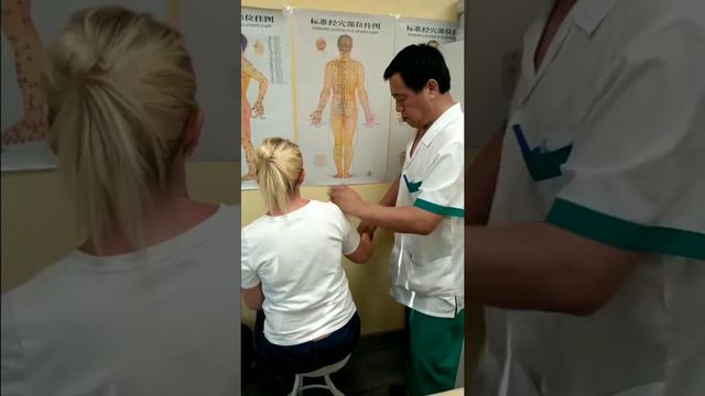 КАК СНЯТЬ БОЛИ В ШЕЕ И СПИНЕ? массаж от Лю Чжаньку смотреть онлайн
