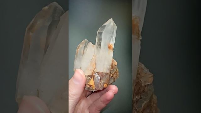 Друза натурального кварца с лимонитом смотреть онлайн