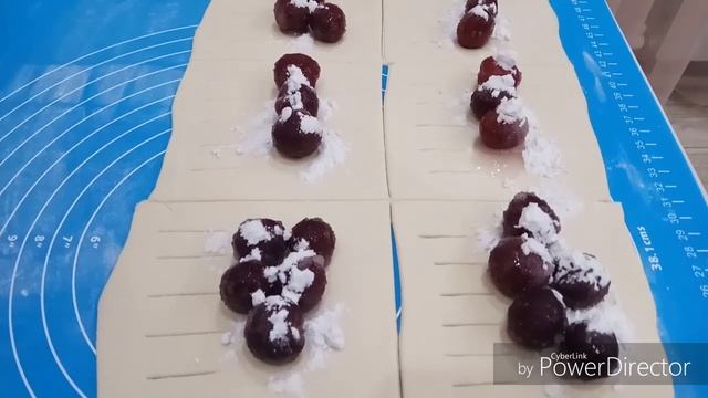 Слойки с вишней из слоёного теста - воздушные и очень нежные! смотреть онлайн