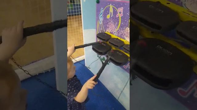 Дочка стучит по барабану ? Берегитесь соседи ? #дети #baby смотреть онлайн