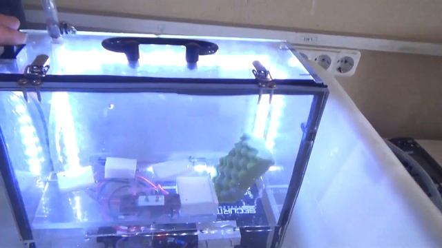 Кейс для эхолота, водяная помпа, эксперимент аккумулятор в воде. смотреть онлайн