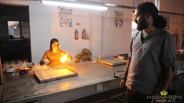 Как делают посуду из стекла. Стекольный завод в провинции Чжэцзян, Китай. Glass Factory in China смотреть онлайн