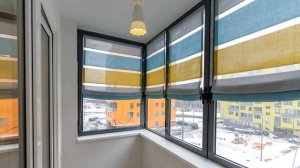 Какие шторы вешают на балкон