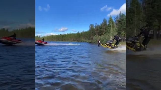 Snowmobile VS Jetski смотреть онлайн