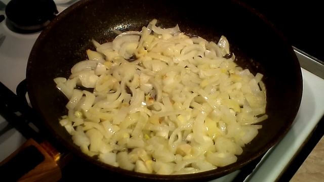 Куриная печень с луком в сметане на сковороде. Бефстрогонов из куриной печени. #суфикс смотреть онлайн