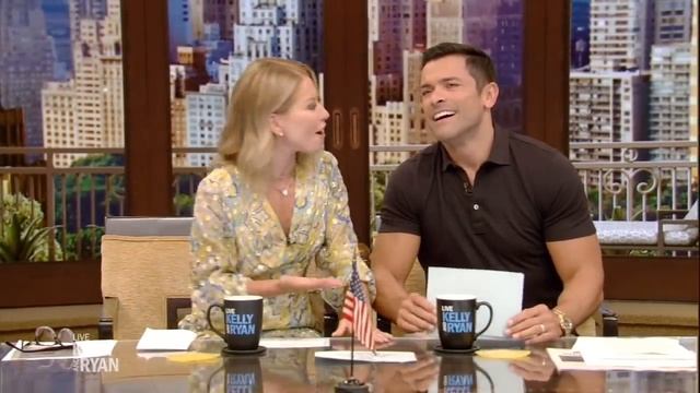 Kelly Finds One of Mark's Old Relationship Mementos смотреть онлайн