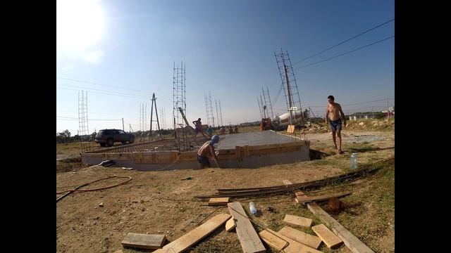 Монолитная плита поверх ленточного фундамента заливка, вибрирование бетона М250, полив и уход смотреть онлайн