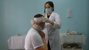 Алгоритм наложения крестообразной повязки на затылок.