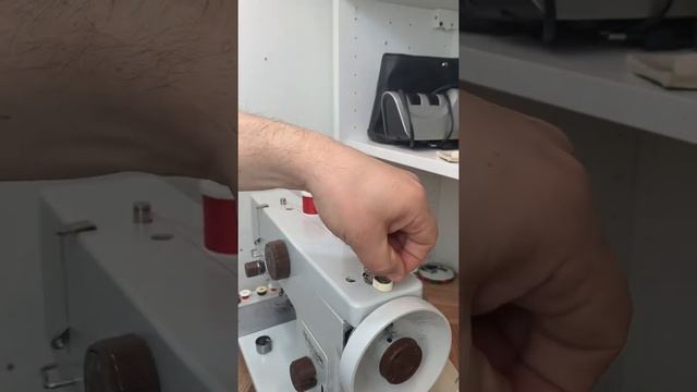 Как наматывать нить на шпульку на швейной машинке чайка смотреть онлайн