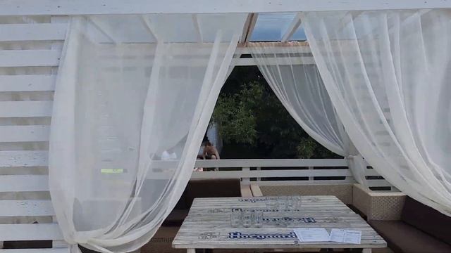 Дневная вечеринка в шатре на пляже Улетай в московском Серебряном бору летом днём диджейский сход d смотреть онлайн