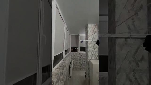 Какие выбрать рулонные шторы на балкон или лоджию в интерьере. Посмотреть ткань Альфа серый. смотреть онлайн