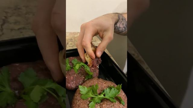 Я ЕМ СЫРОЕ МЯСО!!!! ОВЦУ стало ЖаЛкО смотреть онлайн