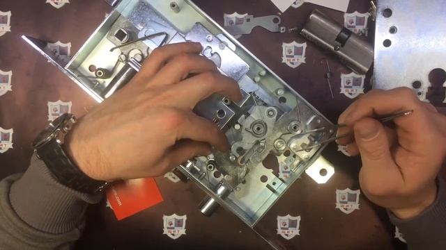 Обзор нескрываемого замка. Часть 2: Как работает сувальдный замок CR DUAL MRX BL. смотреть онлайн