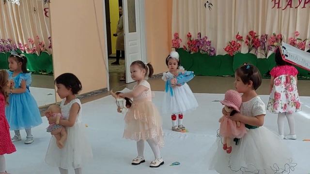 утренник посвященнный 8 марта. ясли сад №116 группа Айголек 03.03.23г. танец с куклами смотреть онлайн