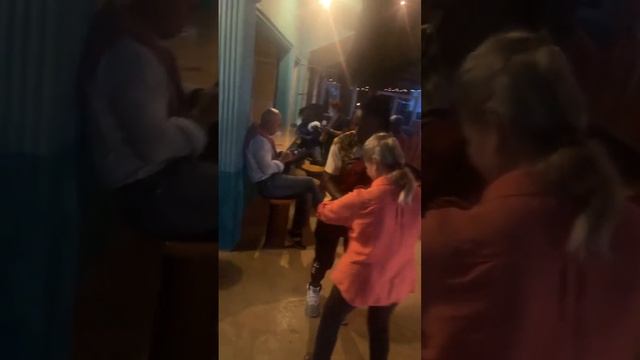 Бачата с местными в Лас галерас(Доминикана) смотреть онлайн