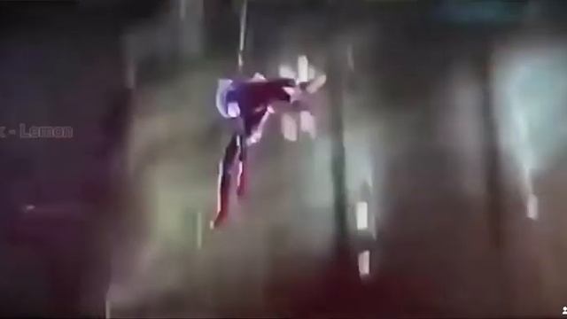 Эндрю Гарфилд спасает ЭмДжей смотреть онлайн