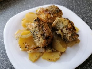 ПРОСТО РАСКЛАДЫВАЮ МИНТАЙ С КАРТОШКОЙ СЛОЯМИ И ЗАПЕКАЮ В ДУХОВКЕ.