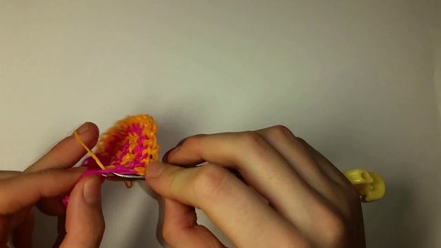 Желетка или накидка для куклы из резинок Rainbow Loom.Урок № 66 смотреть онлайн