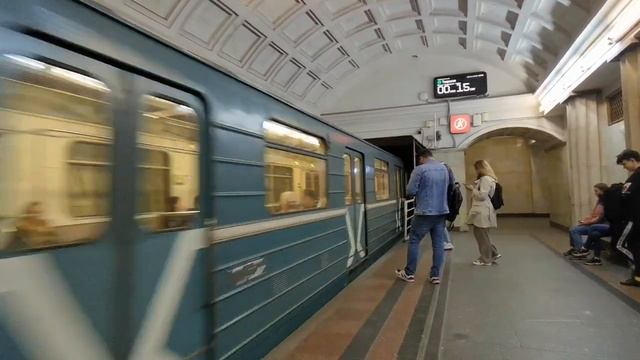 Номерной прибывает на станцию Театральная смотреть онлайн