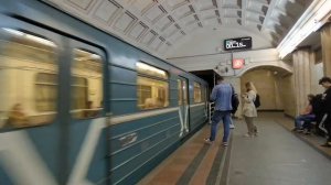 Номерной прибывает на станцию Театральная