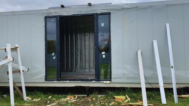 Вставляем панорамные окна Rehau в морском контейнере #домизконтейнеров, #морскойконтейнер смотреть онлайн