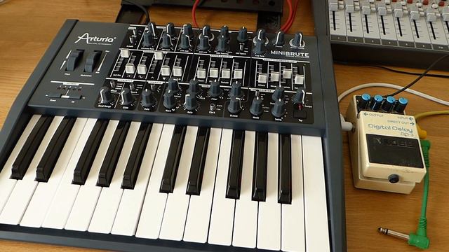 Arturia Minibrute & Boss DD3 Digital Delay смотреть онлайн