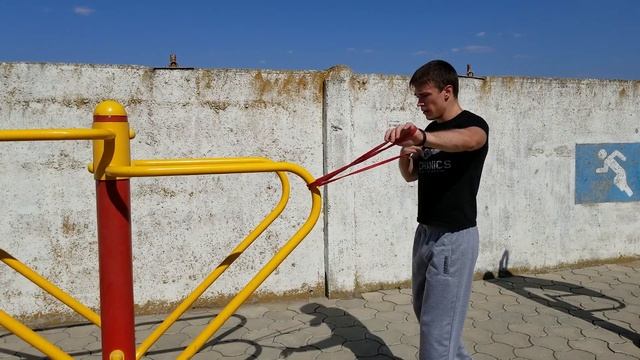 Лучшие упражнения на ПЛЕЧИ на спортивной площадке! смотреть онлайн