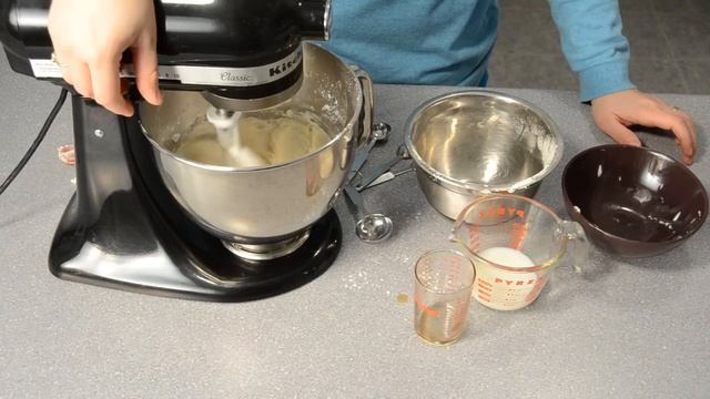 How to Frost a Cake with Homemade Buttercream Recipe by Cookies Cupcakes and Cardio смотреть онлайн