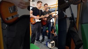в Электричке пели 2 близнецы про любви Каму понравилось ставте клас