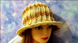 Шляпа крючком рельефными столбиками.  Шляпка для начинающих. (720p).mp4
