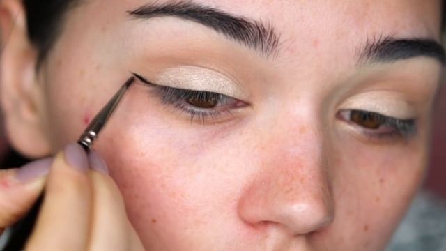 Classic Red Lip?and Black Liner makeup tutorial смотреть онлайн