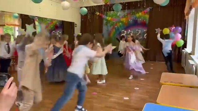Выпускной 2022 Георгия с песней «Чтобы люди каждый вечер замечали…» смотреть онлайн
