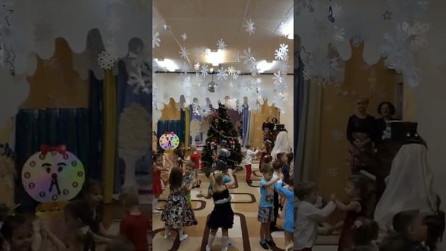 "Новогодняя полечка" (исп. Ю.Селиверситова) смотреть онлайн