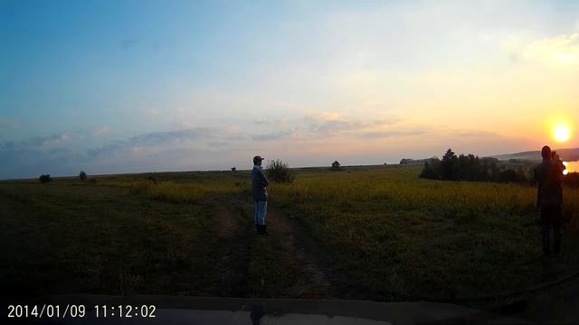 Завораживающий вид восхода и вечерний закат солнца в деревне. смотреть онлайн