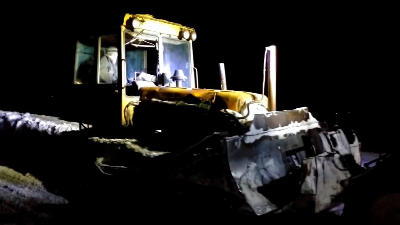 ТТР 401М буксирует ДТ 75! Два трактора МТЗ, Грейдер и Экскаватор на эвакуации самосвала! смотреть онлайн