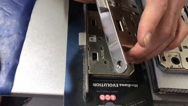 Как перевернуть язычок межкомнатного замка смотреть онлайн