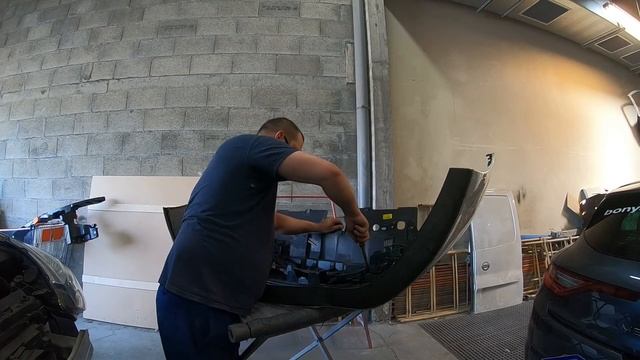 RENAULT CLIO IV DEMONTAŻ ZDERZAKA PRZEDNIEGO PRZYGOTOWANIE DO MALOWANIA #RENAULT #CLIO #MOTOWIZJA смотреть онлайн