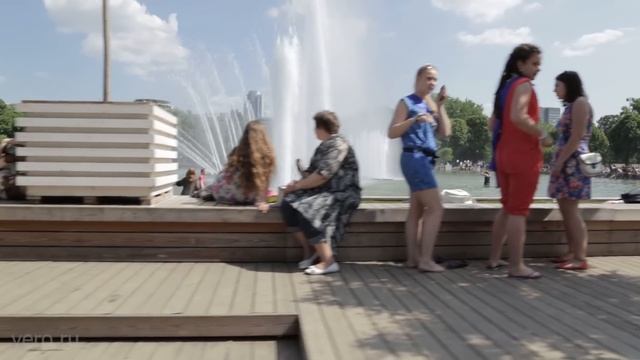 Парк Горького, спорт площадка, купание выпускниц в фонтане смотреть онлайн