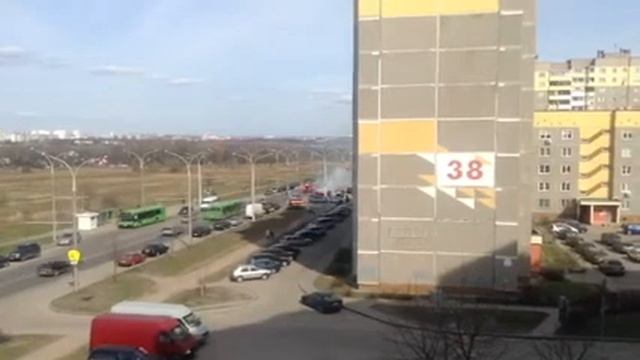 Горит машина в Лошице возле Алми смотреть онлайн