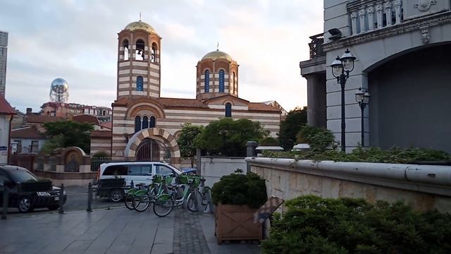 Лето в Грузии 2022 - утренняя прогулка по улицам старого Батуми, площадь Пьяцца