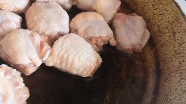Фаршированные куриные крылья с вешенками в сливочном соусе смотреть онлайн